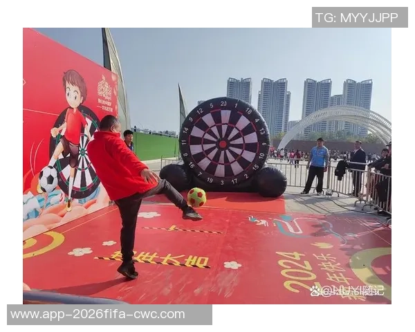 男子足球绕杆挑战赛激情四溢展现球技与团队合作的完美结合